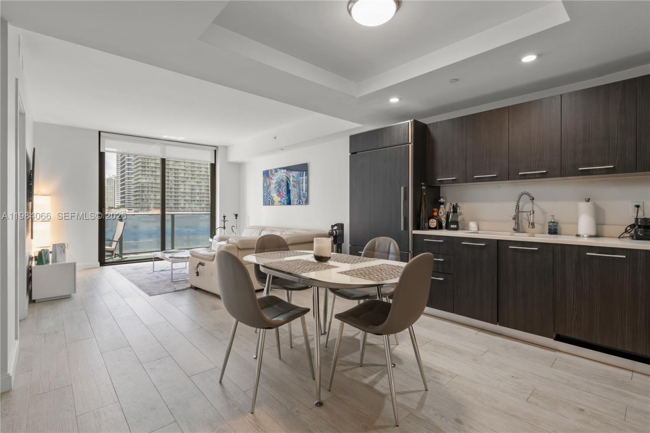 45 SW 9th St, Unit 1405, Miami, FL 33130 Photo