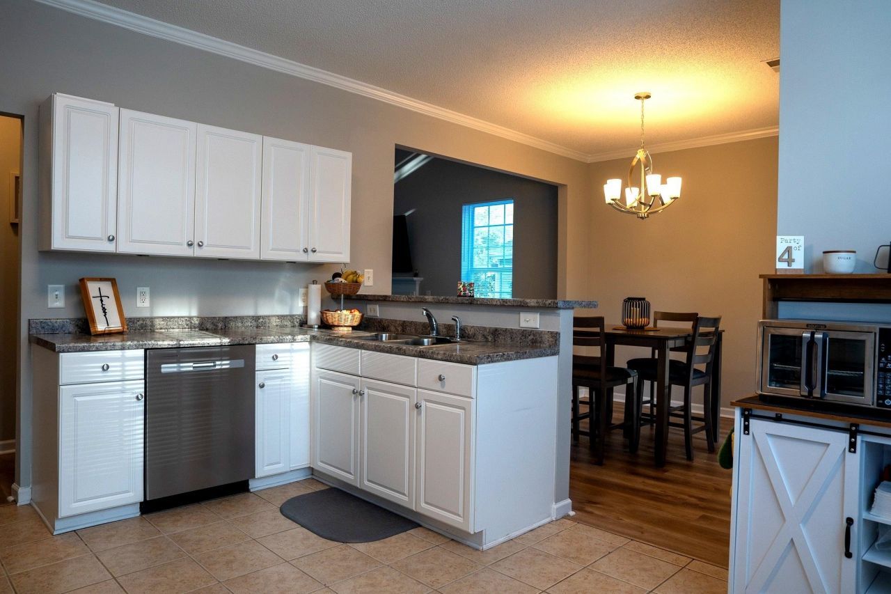 2039 Chadbury Ln. Photo 10