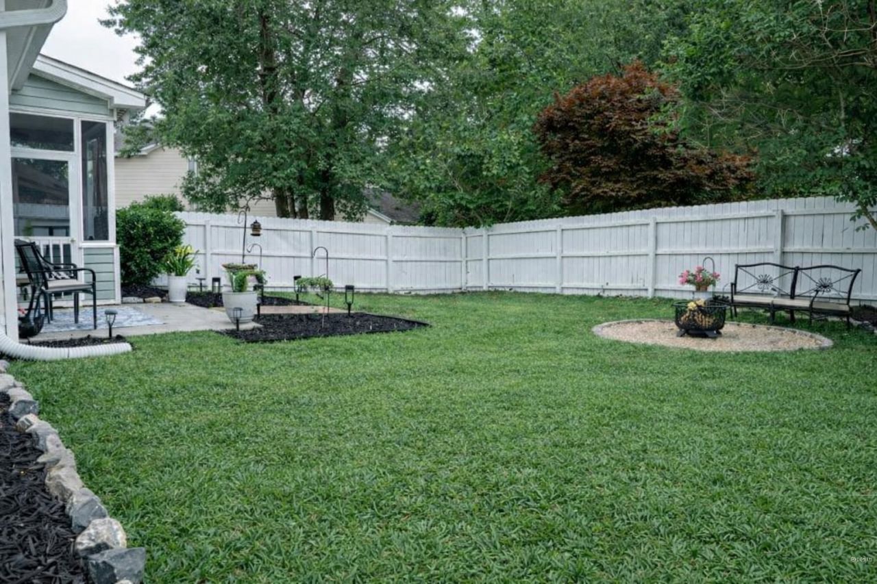 2039 Chadbury Ln. Photo 2