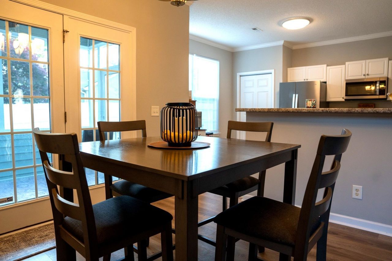 2039 Chadbury Ln. Photo 8