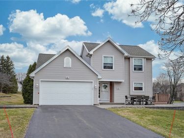 5 Stonebridge Crescent , Fairport, NY 14450