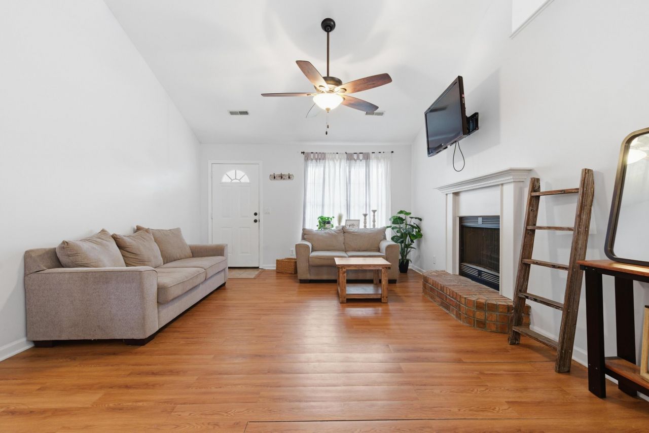 121 Apache Drive Photo 4