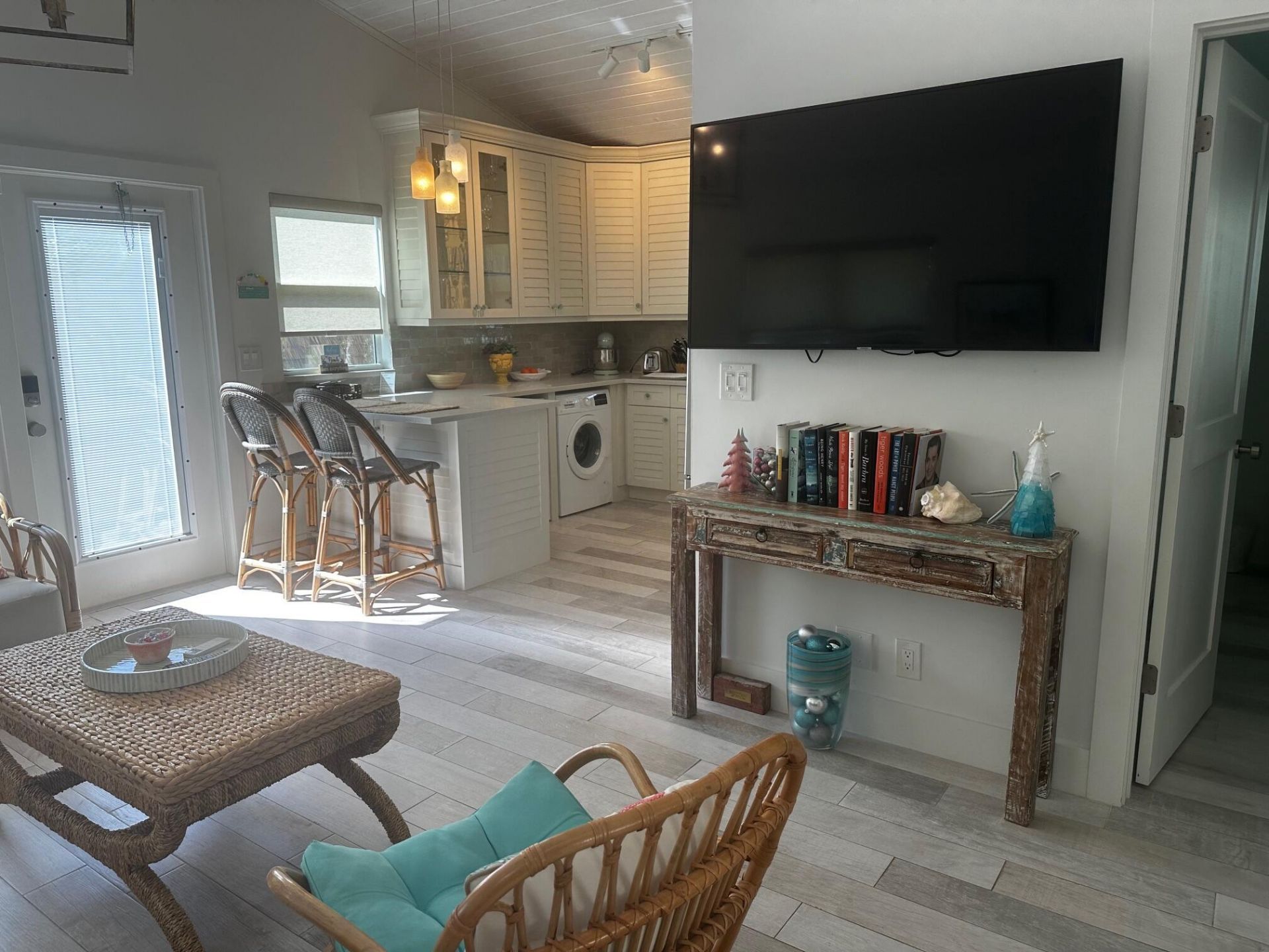 323 NE 7th Avenue, Unit B, Delray Beach, FL 33483 Photo