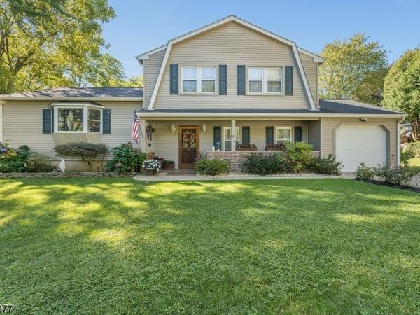 136 Powderhorn Dr, Lopatcong, NJ 08865