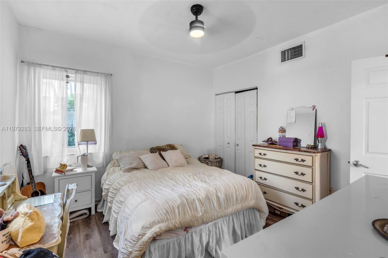 2615 Collins Ave , Unit 21, Miami Beach, FL 33140 Photo