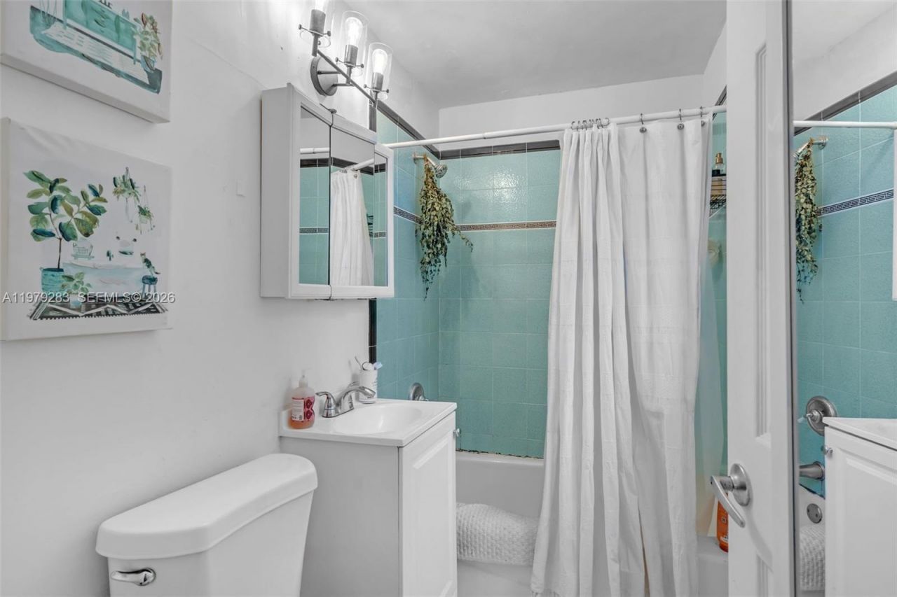 2615 Collins Ave , Unit 21, Miami Beach, FL 33140 Photo