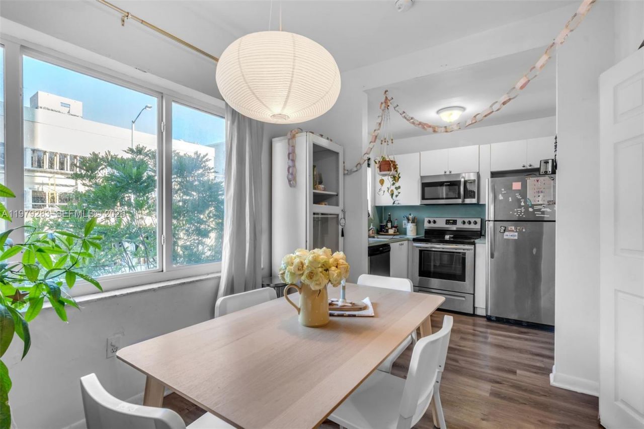 2615 Collins Ave , Unit 21, Miami Beach, FL 33140 Photo