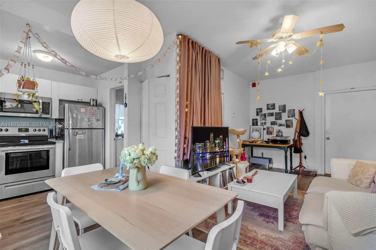 2615 Collins Ave , Unit 21, Miami Beach, FL 33140 Photo