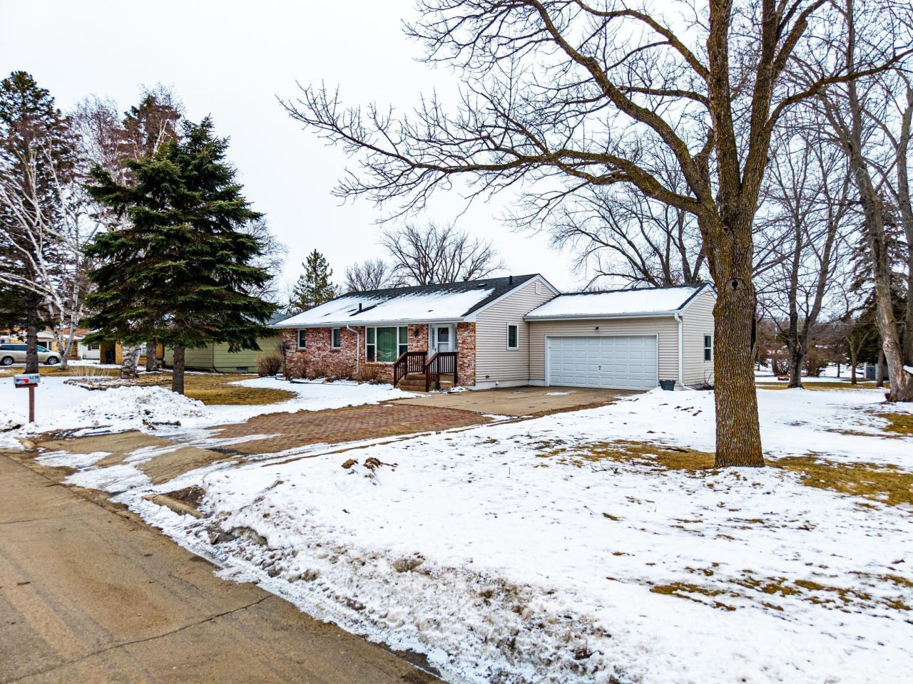 1216 Somerset Road, Fergus Falls, MN 56537 Main Photo