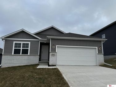 8825 S 185 Street , Gretna, NE 68136