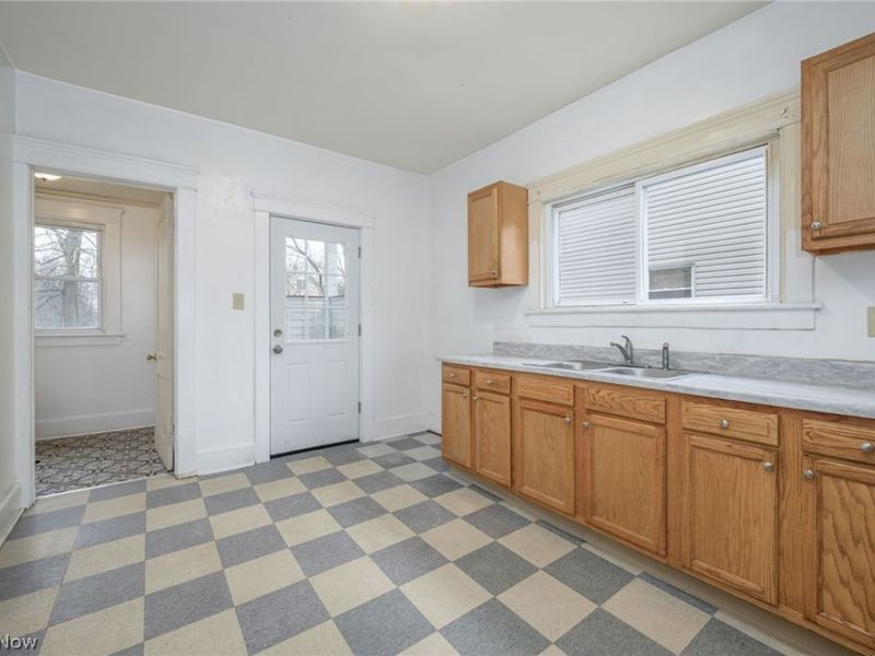 914 Delia Avenue, Akron, OH 44320 Photo 11