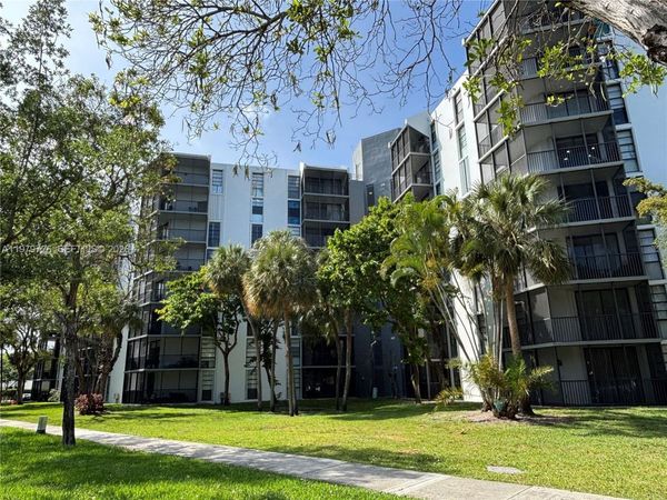 3301 N Country Club Dr, Unit 211, Aventura, FL 33180