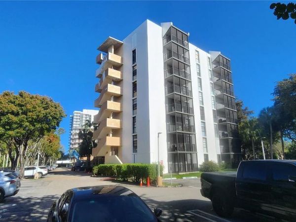 3301 N Country Club Dr, Unit 211, Aventura, FL 33180