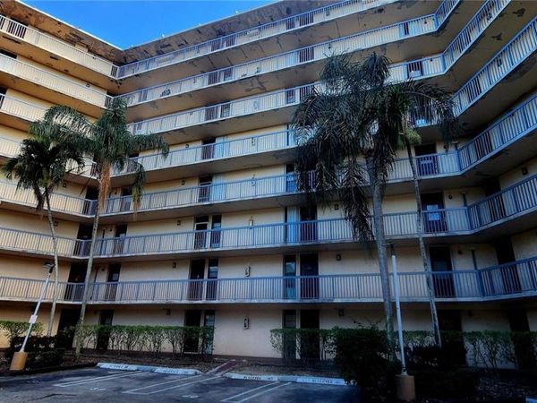 3301 N Country Club Dr , Unit 211, Aventura, FL 33180