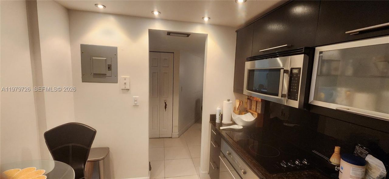 3301 N Country Club Dr , Unit 211, Aventura, FL 33180 Photo