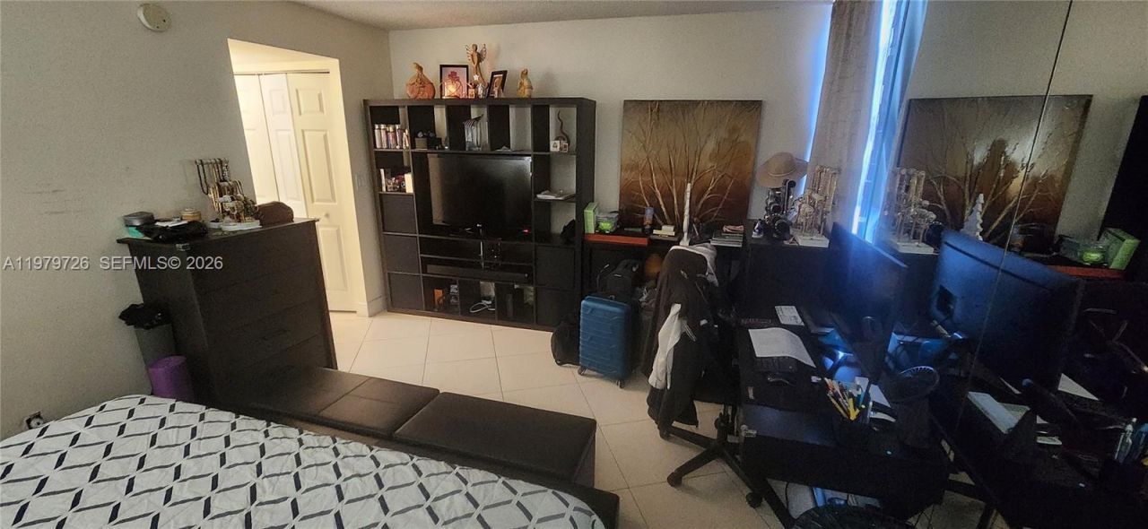 3301 N Country Club Dr , Unit 211, Aventura, FL 33180 Photo