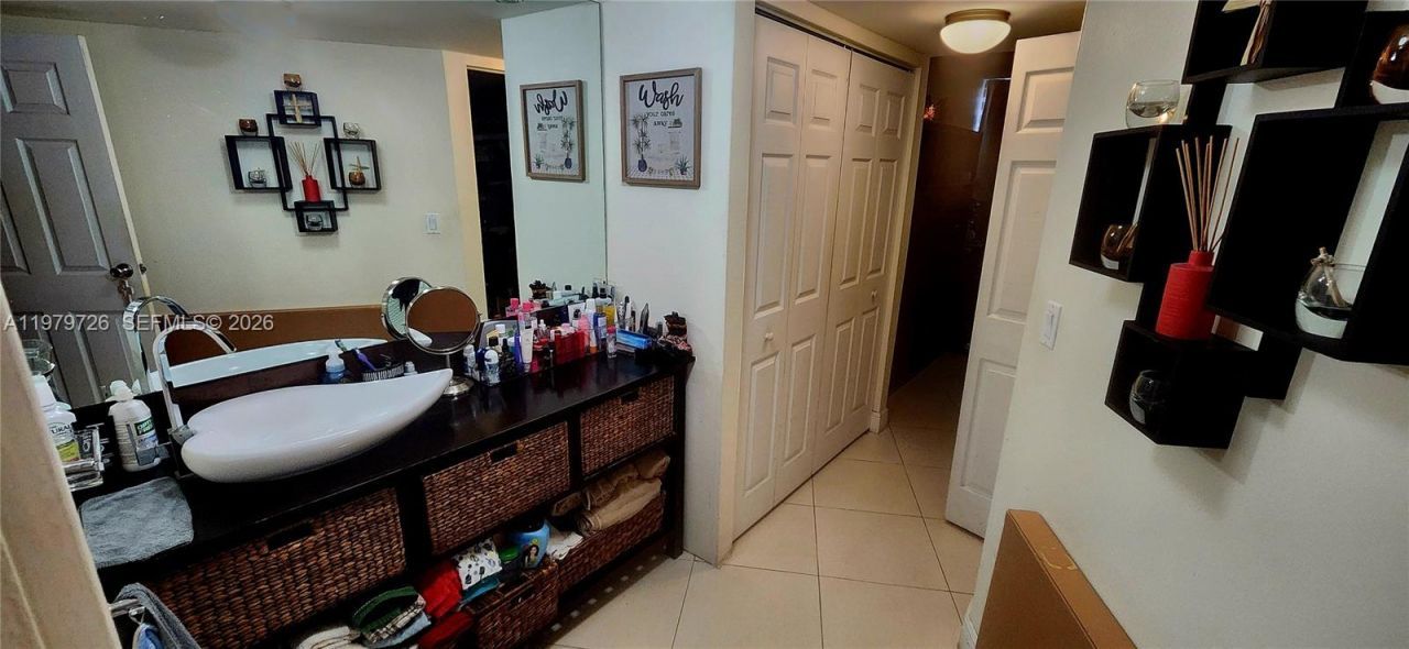 3301 N Country Club Dr , Unit 211, Aventura, FL 33180 Photo