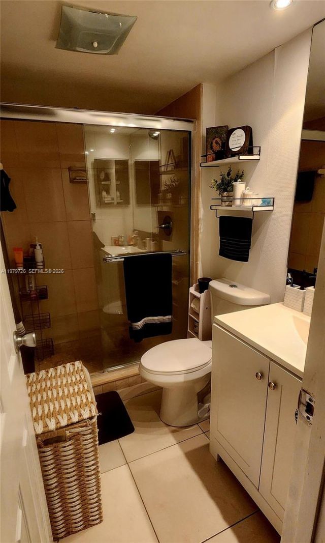 3301 N Country Club Dr , Unit 211, Aventura, FL 33180 Photo