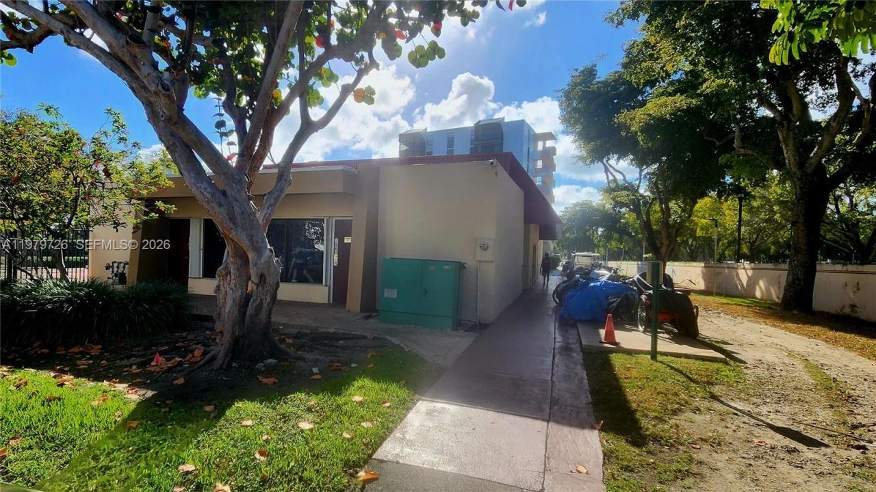 3301 N Country Club Dr, Unit 211, Aventura, FL 33180 Photo