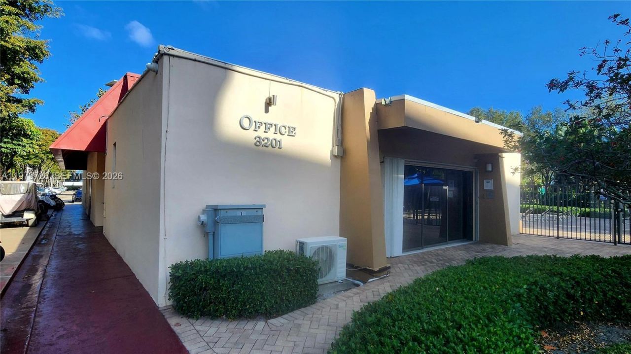3301 N Country Club Dr, Unit 211, Aventura, FL 33180 Photo