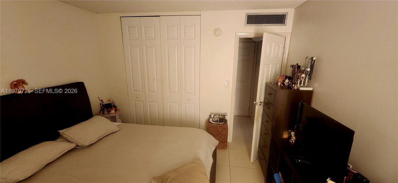 3301 N Country Club Dr , Unit 211, Aventura, FL 33180 Photo