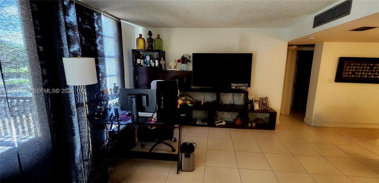 3301 N Country Club Dr , Unit 211, Aventura, FL 33180 Photo