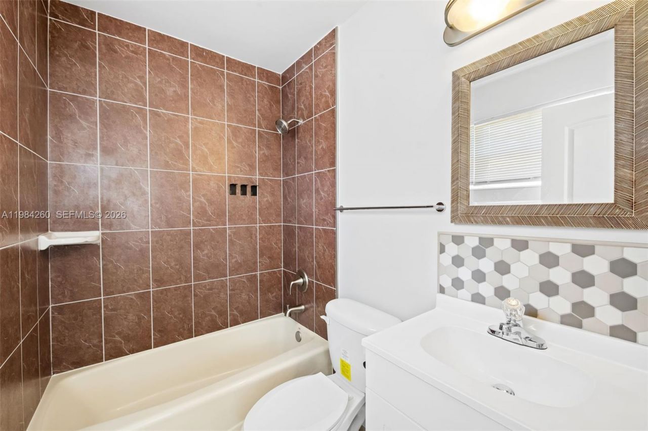 864 NW 16th Ter, Fort Lauderdale, FL 33311 Photo