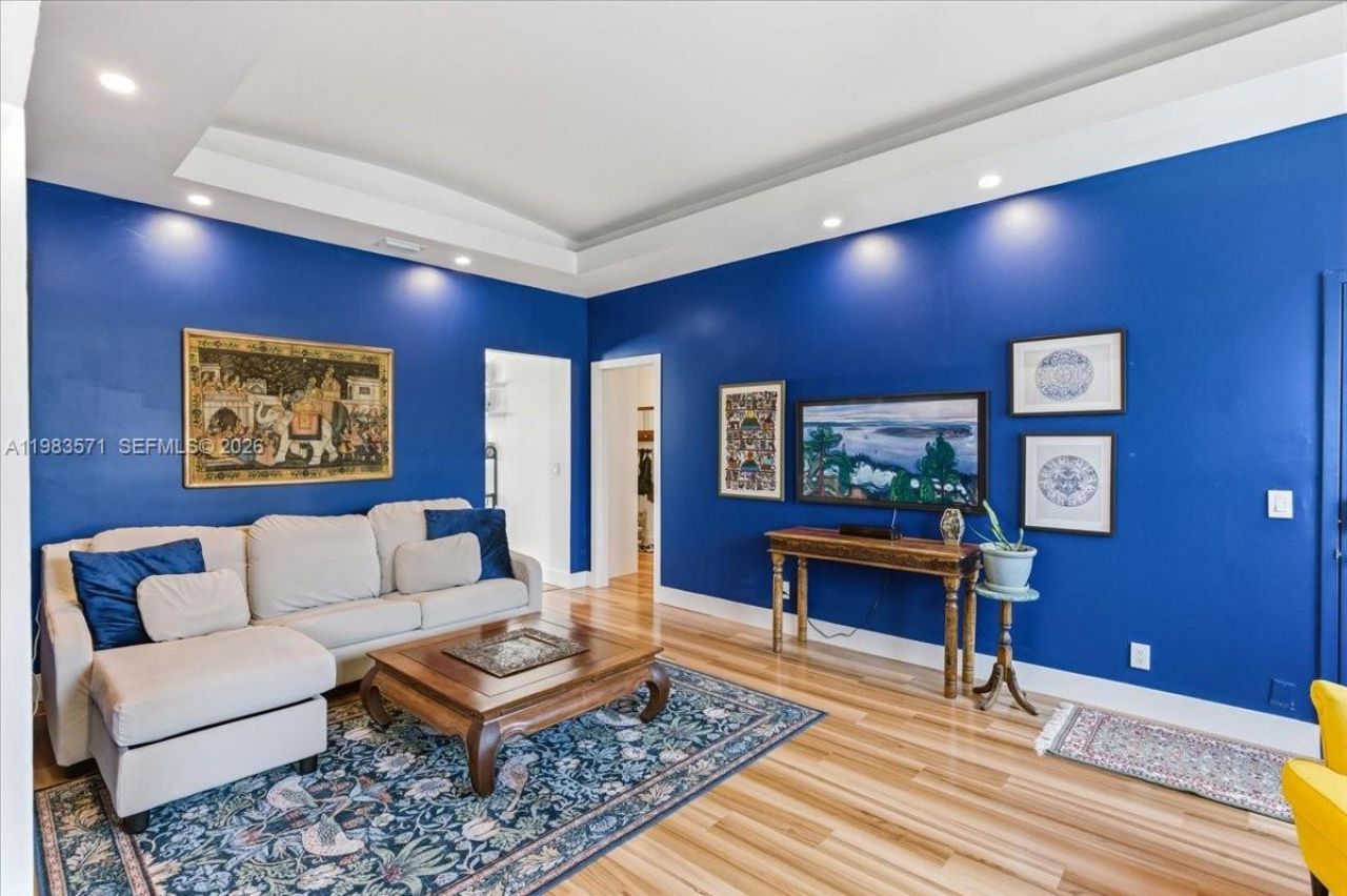 2463 Pine Tree Dr , Unit PH, Miami Beach, FL 33140 Photo