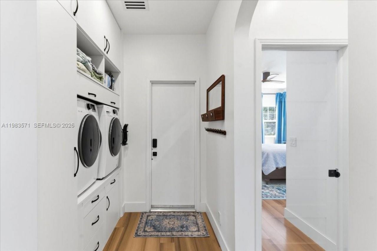 2463 Pine Tree Dr , Unit PH, Miami Beach, FL 33140 Photo