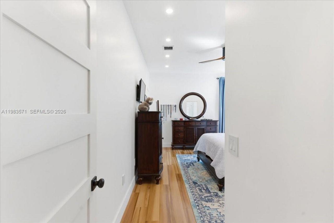 2463 Pine Tree Dr , Unit PH, Miami Beach, FL 33140 Photo