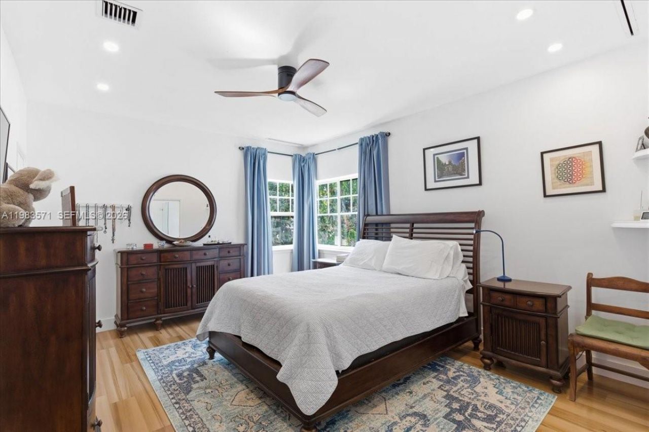 2463 Pine Tree Dr , Unit PH, Miami Beach, FL 33140 Photo