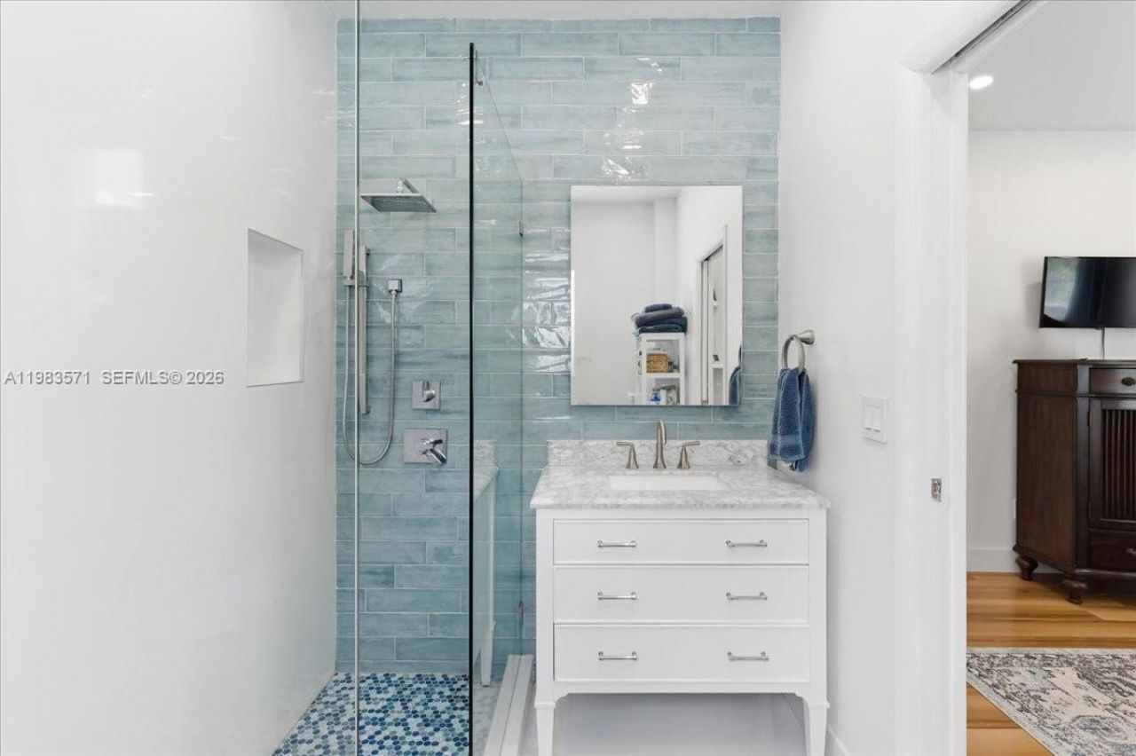 2463 Pine Tree Dr , Unit PH, Miami Beach, FL 33140 Photo