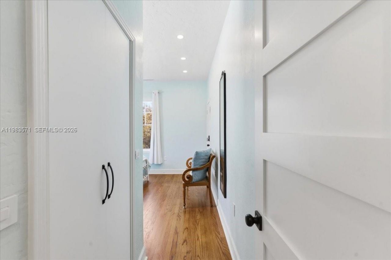 2463 Pine Tree Dr , Unit PH, Miami Beach, FL 33140 Photo