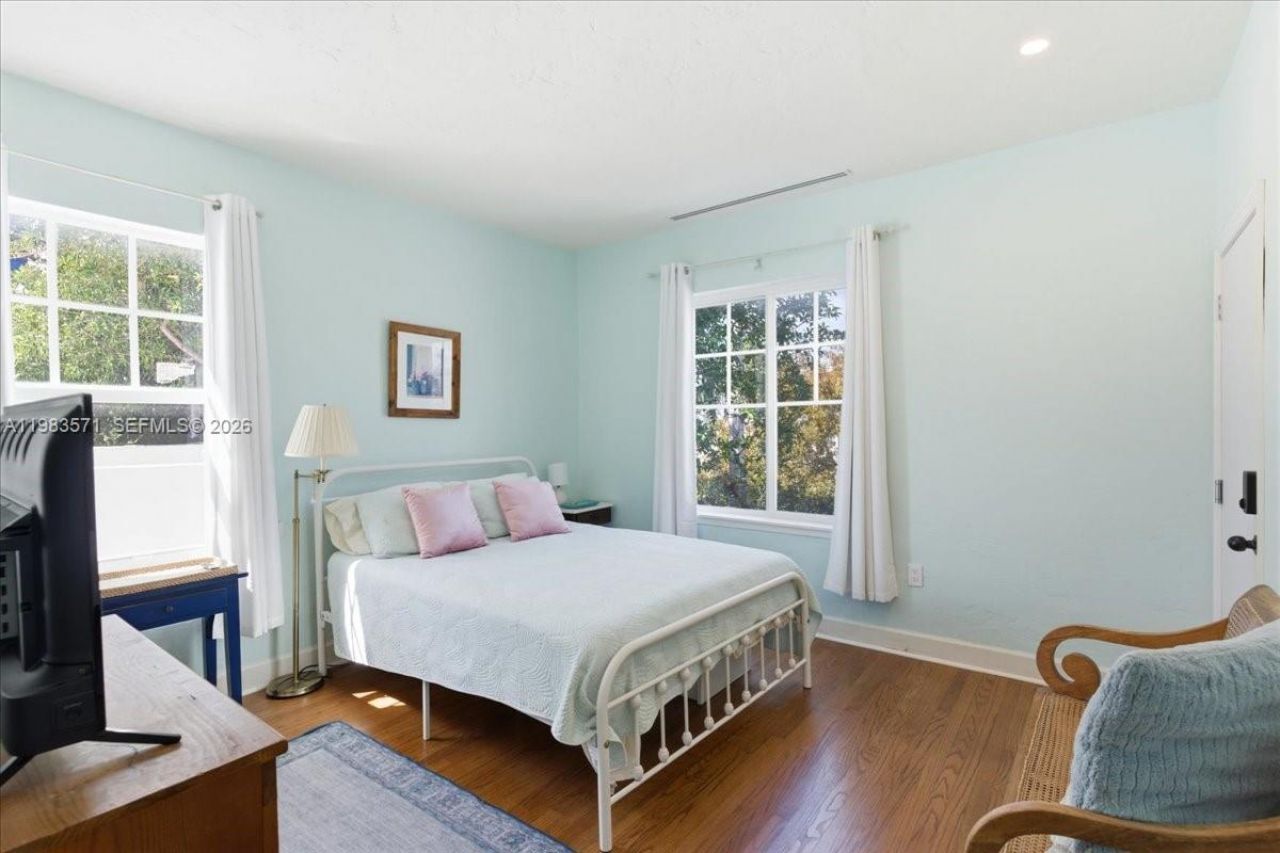 2463 Pine Tree Dr , Unit PH, Miami Beach, FL 33140 Photo