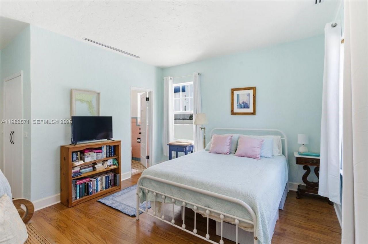 2463 Pine Tree Dr , Unit PH, Miami Beach, FL 33140 Photo