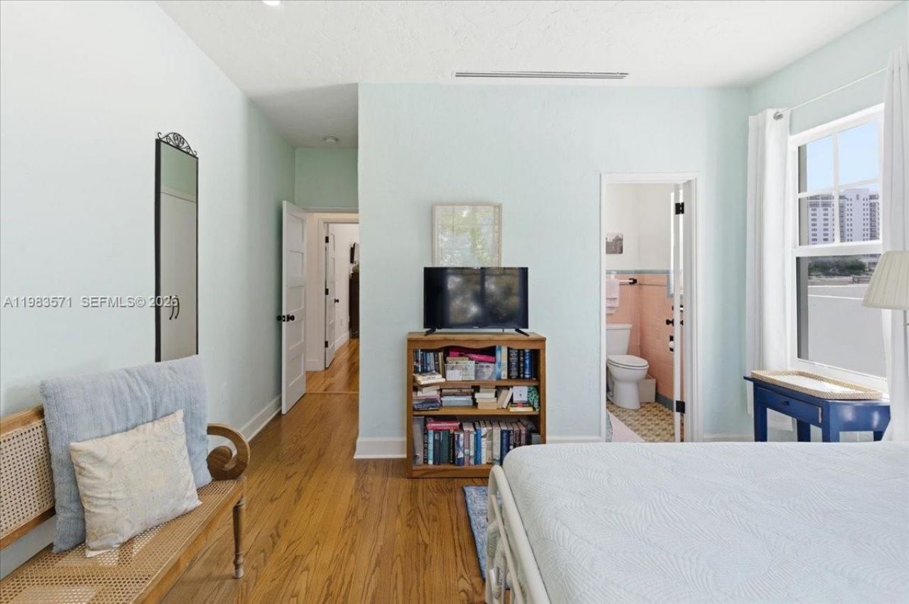 2463 Pine Tree Dr , Unit PH, Miami Beach, FL 33140 Photo