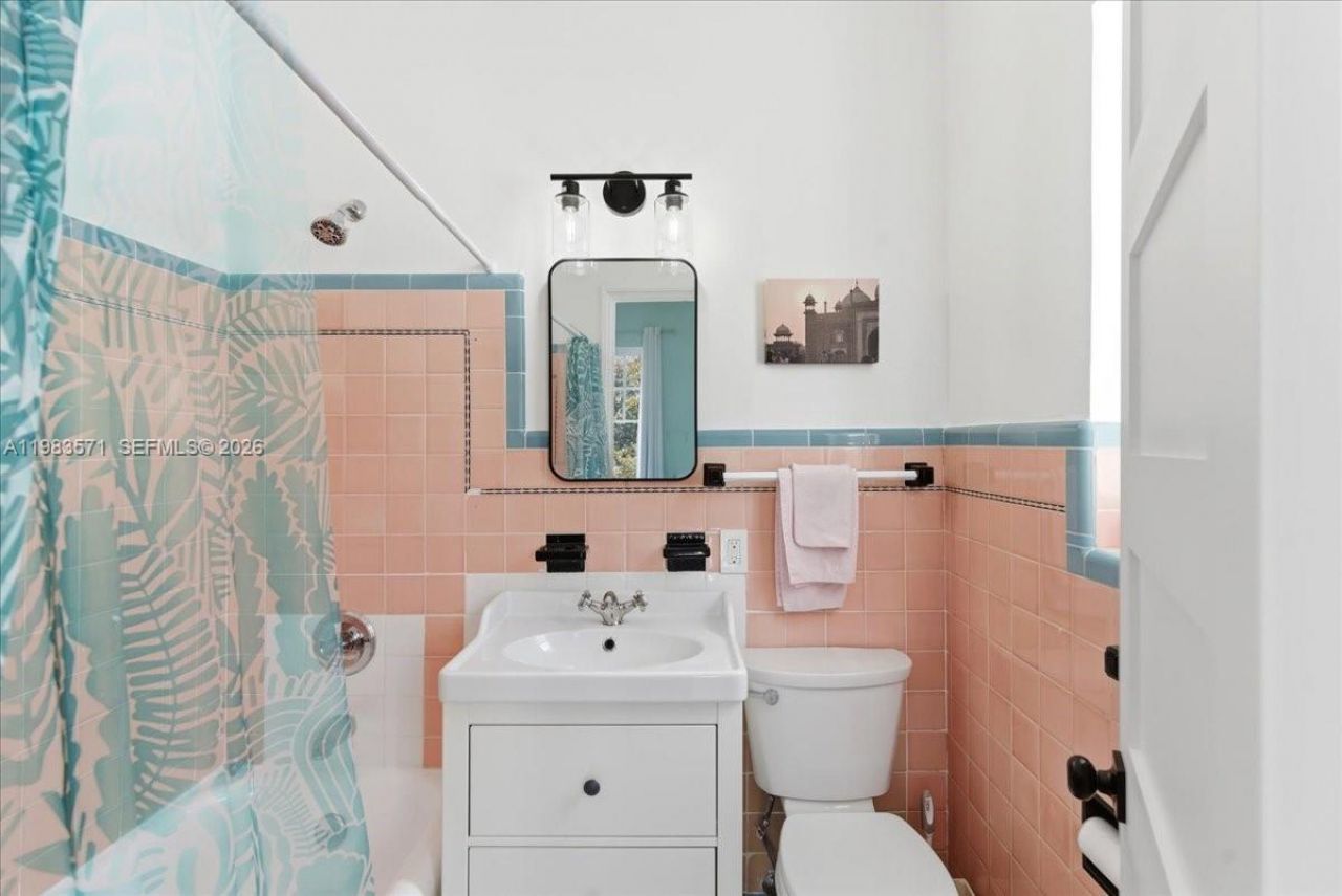 2463 Pine Tree Dr , Unit PH, Miami Beach, FL 33140 Photo