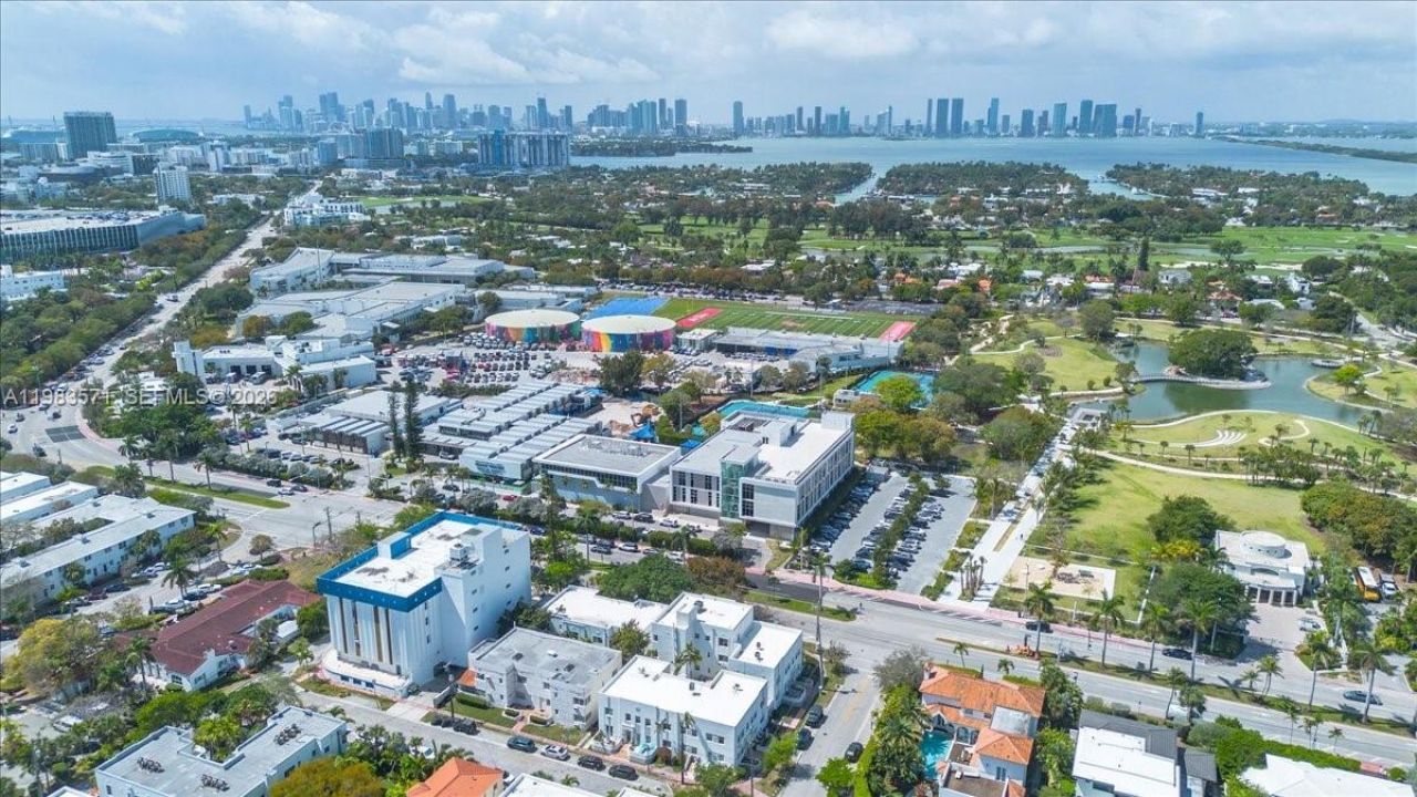 2463 Pine Tree Dr , Unit PH, Miami Beach, FL 33140 Photo