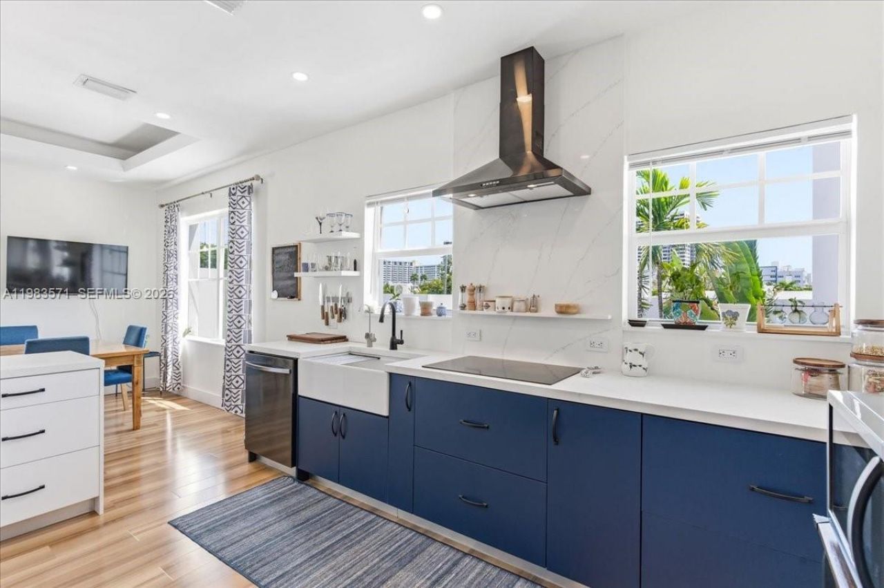 2463 Pine Tree Dr , Unit PH, Miami Beach, FL 33140 Photo