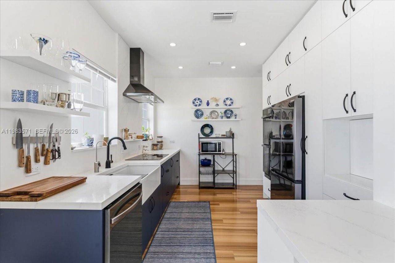 2463 Pine Tree Dr , Unit PH, Miami Beach, FL 33140 Photo