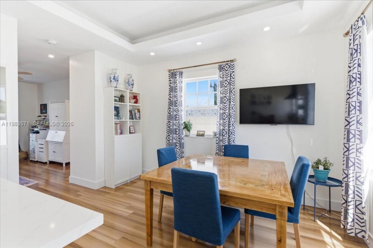 2463 Pine Tree Dr , Unit PH, Miami Beach, FL 33140 Photo