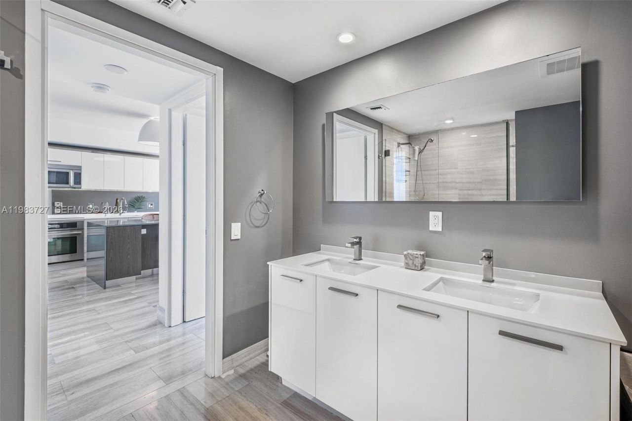 1300 Brickell Bay Dr, Unit 1102, Miami, FL 33131 Photo