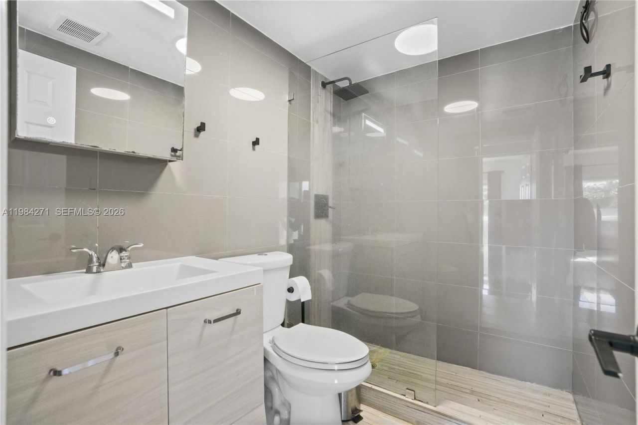 13105 Ixora Ct , Unit 215, North Miami, FL 33181 Photo