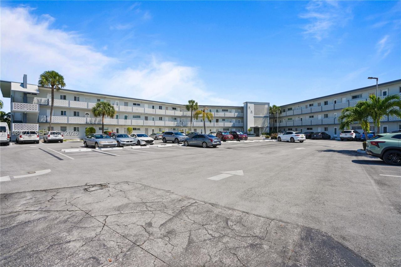 13105 Ixora Ct , Unit 215, North Miami, FL 33181 Photo