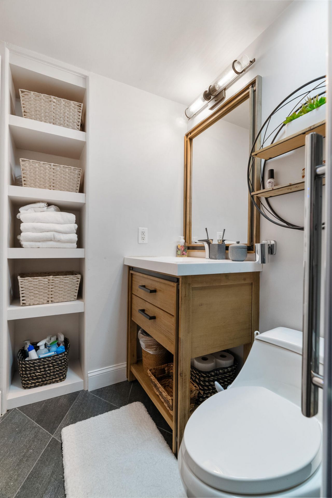 377 King Street Photo 16