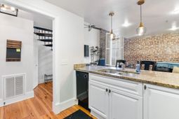 377 King Street photo 4