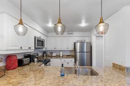 377 King Street photo 4