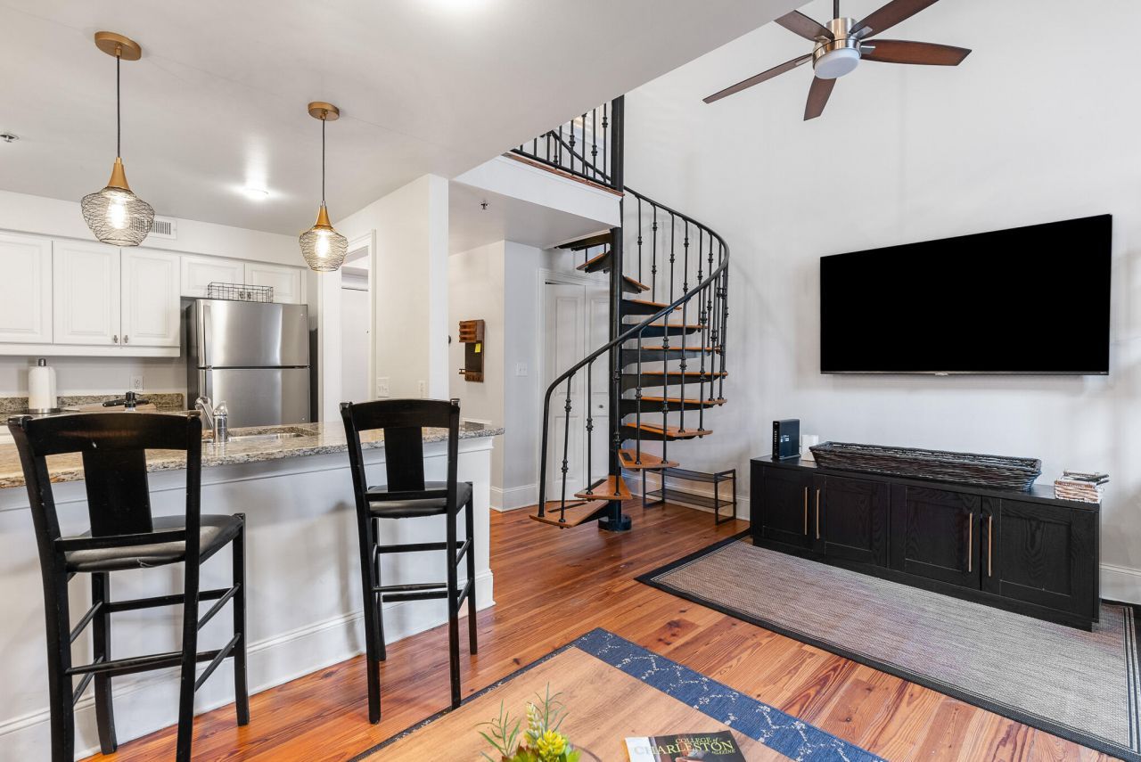 377 King Street Photo 4