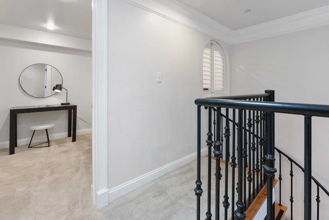 377 King Street Photo 9