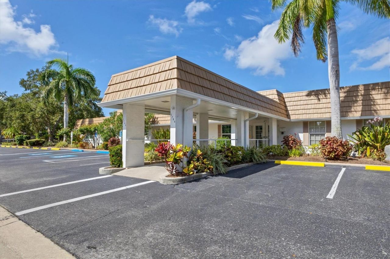 2713 Riverbluff Court, Unit V101, Sarasota, FL 34231 Photo